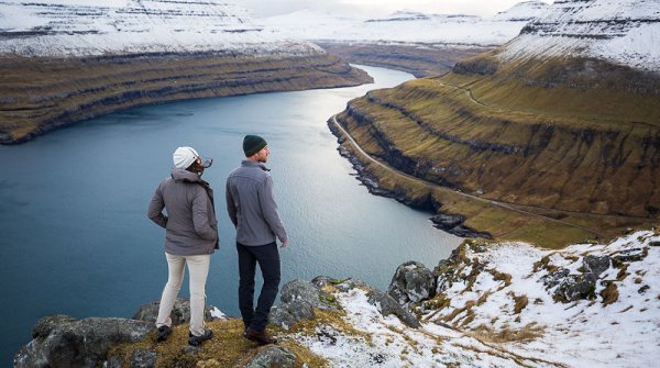 Erst die gewaltige Naturkulisse, wie hier auf den Färöer genießen, dann die Kultur der Insel kennen lernen. Egal für welchen Einsatz – Royal Robbins bietet praktische und zugleich modische Reise-Must-Haves. 