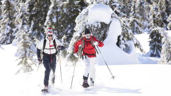 Schneeschuhwandern bietet Outdoor-Spaß abseits des Wintertrubels der Pisten und Skitourenwege.