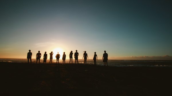 Gruppe von Menschen vor dem Horizont