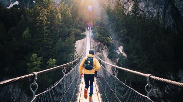 Wanderer auf einer Hängebrücke