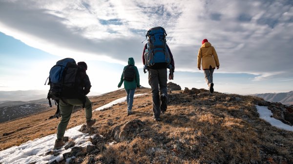 Quatre personnes en randonnée sur une montagne