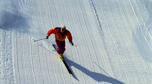 Eine Person fährt Ski auf einer Skipiste